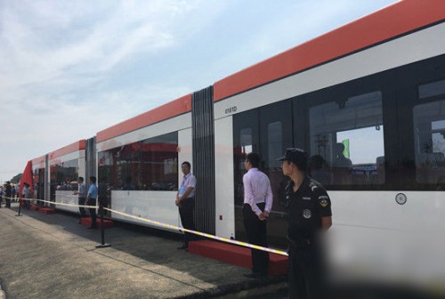 华中首条现代有轨电车试行